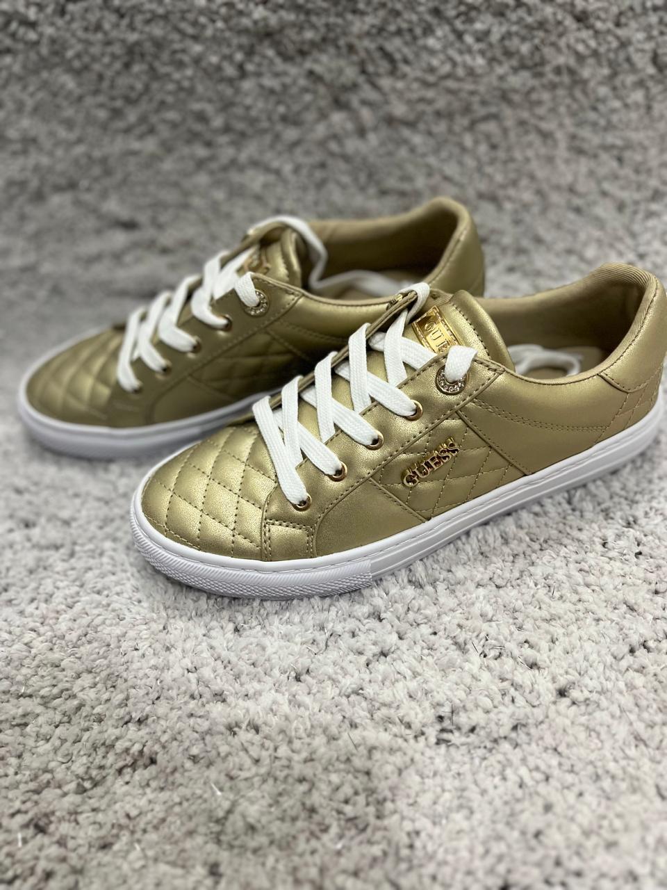 Tenis dorados